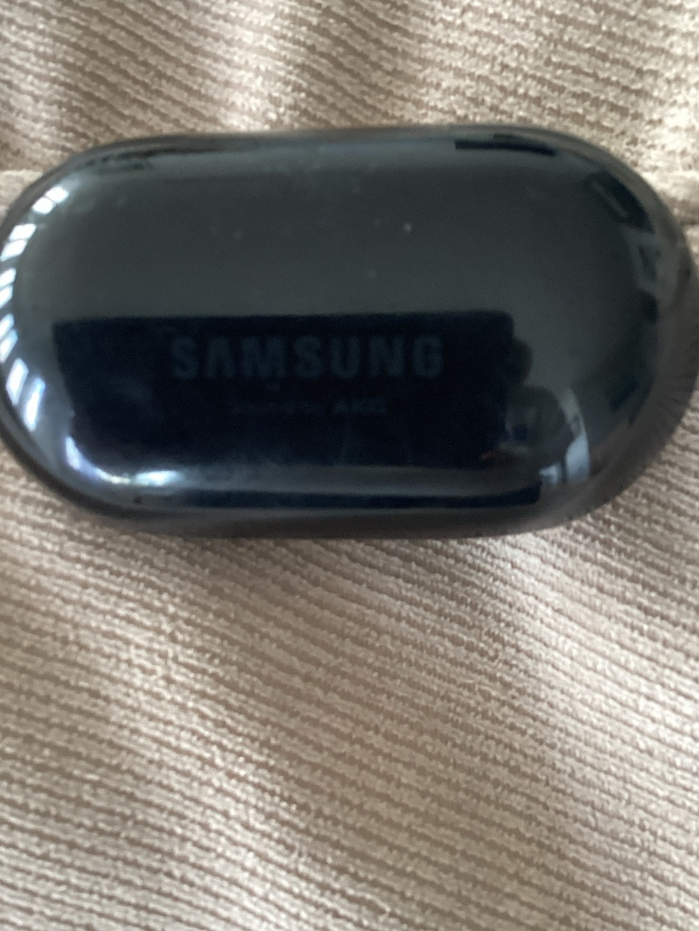 Samsung Black Gloss Earbud Charging Case with one right earbud